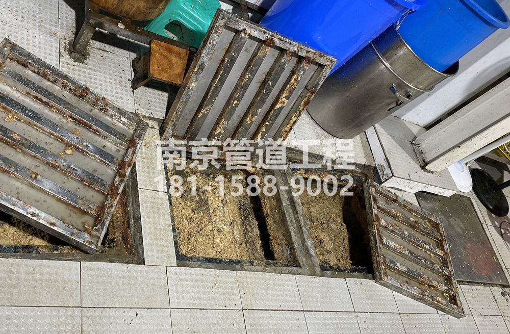 278程桥城管中队食堂隔油池清理